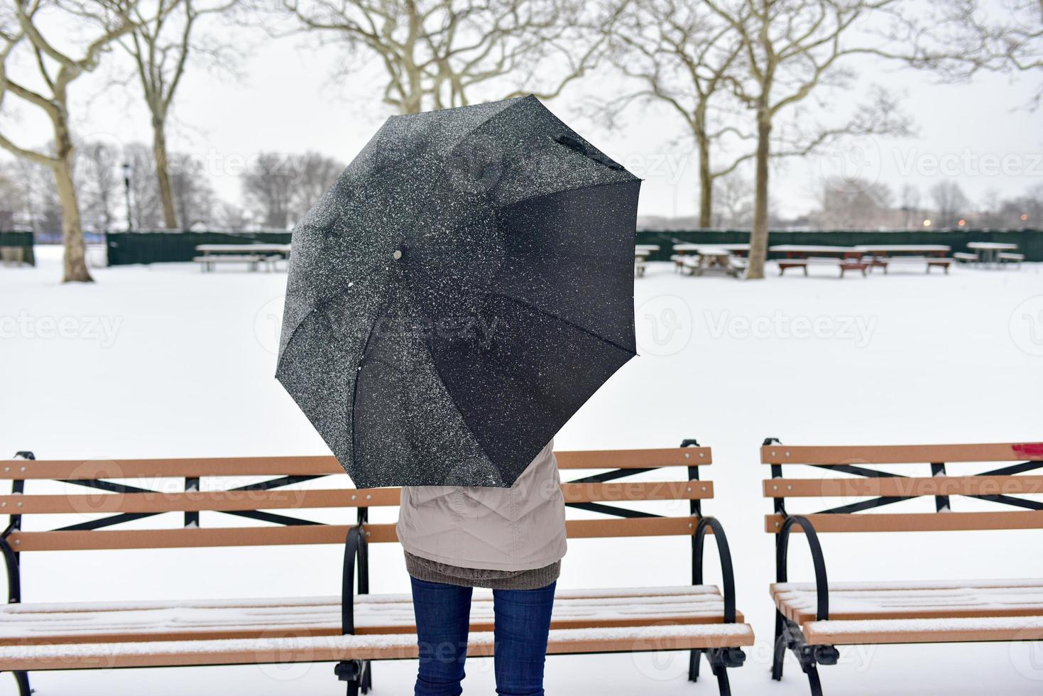 flicka i de snö foto