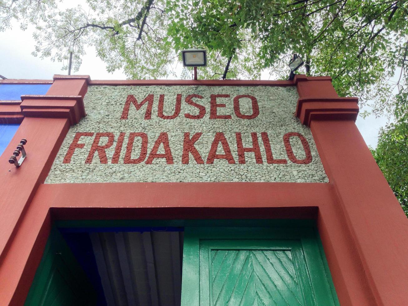 coyoacan mexico juli 7 2013 blå hus la casa azul historisk hus och konst museum tillägnad till de liv och arbete av mexikansk konstnär frida kahlo foto
