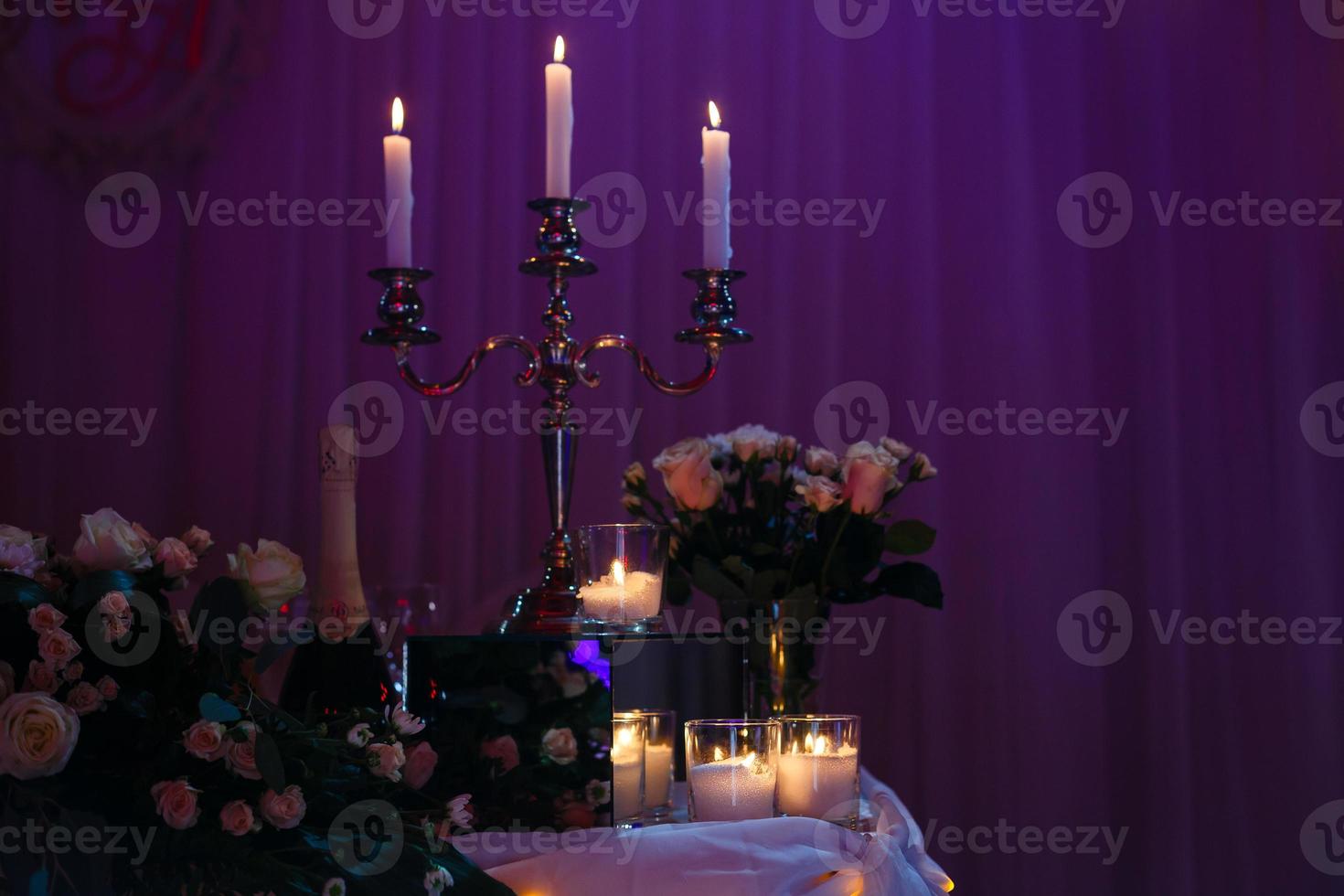 bröllop ljusstake med blomma dekoration innan bröllop ceremoni foto