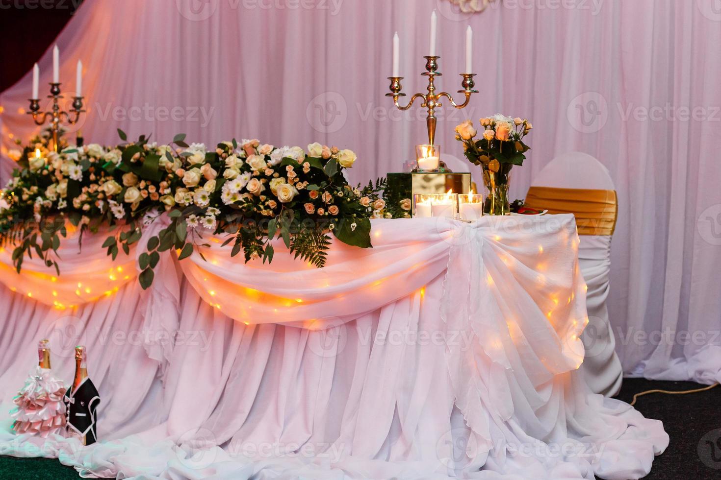 skön bröllop restaurang för äktenskap. vit dekor för brud och brudgum. färgrik dekoration för firande. skönhet brud- interiör. bukett, mat och blommor i hall foto