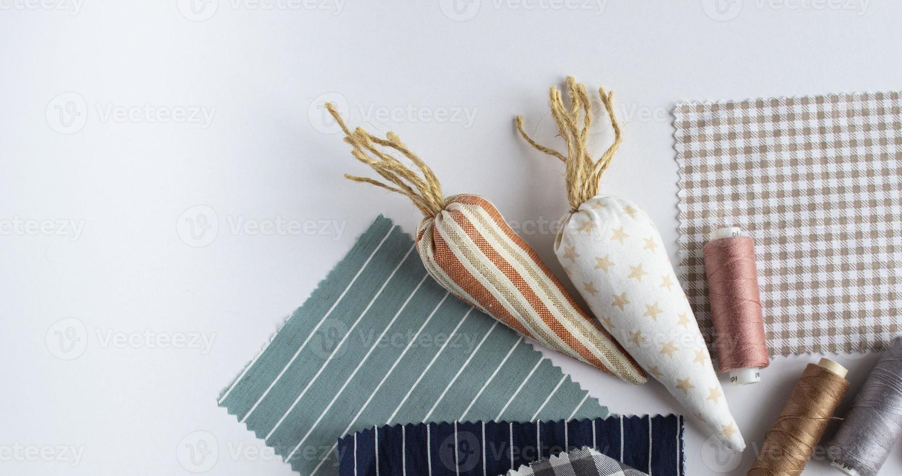 påsk baner. morötter tillverkad av bomull tyg, påsk Hem dekor. de begrepp av en Semester, hobby, sömnad och handarbete. foto