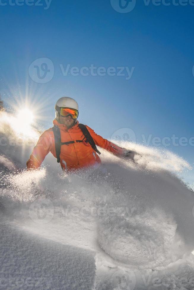 en skidåkare i de pulver snö foto