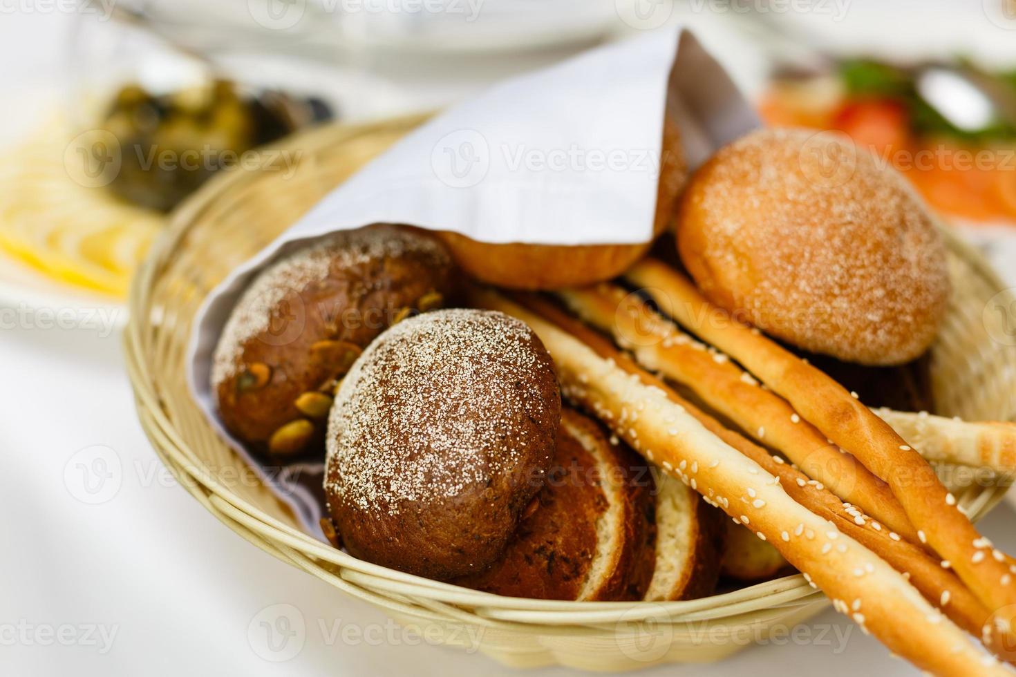 bröd i korg med Smör under solljus bullar bröd i en korg tabell foto