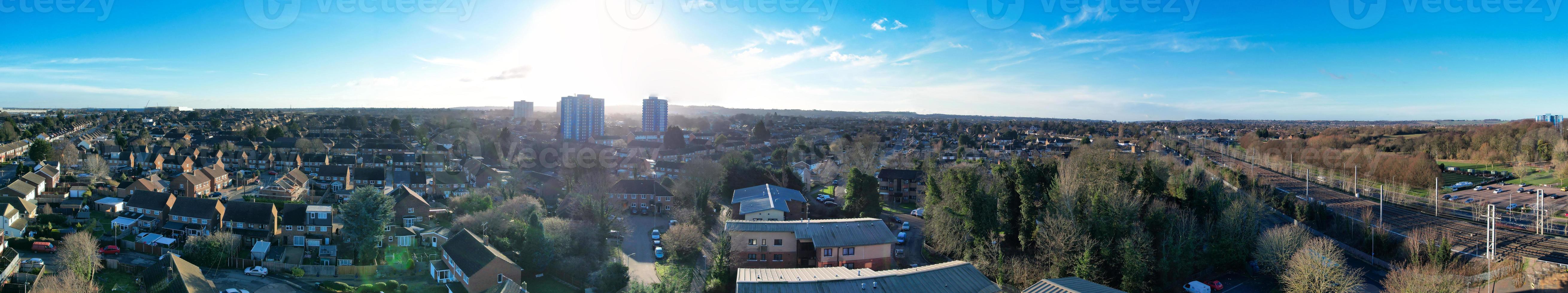 skön antenn se av stad luton stad av England bara innan solnedgång foto