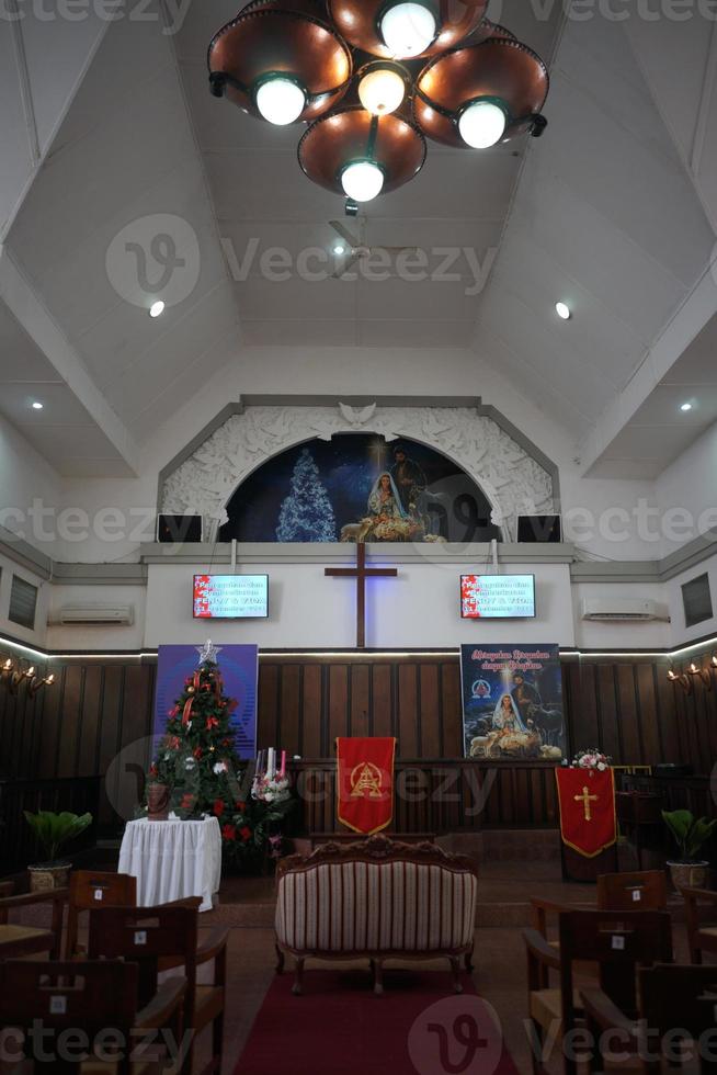 kyrka rum arrangemang och dekoration för bröllop ceremoni i indonesien foto