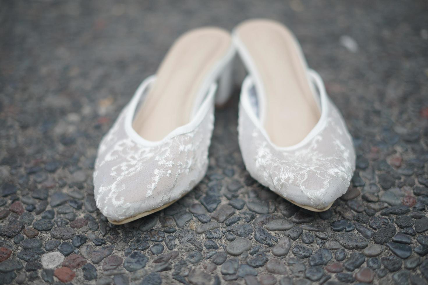 en par av skor för brud i en traditionell bröllop ceremoni i indonesien foto