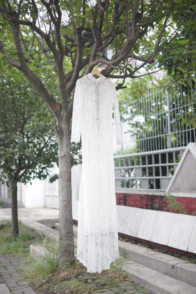 skön brudens bröllop klänning för en traditionell bröllop ceremoni i indonesien foto