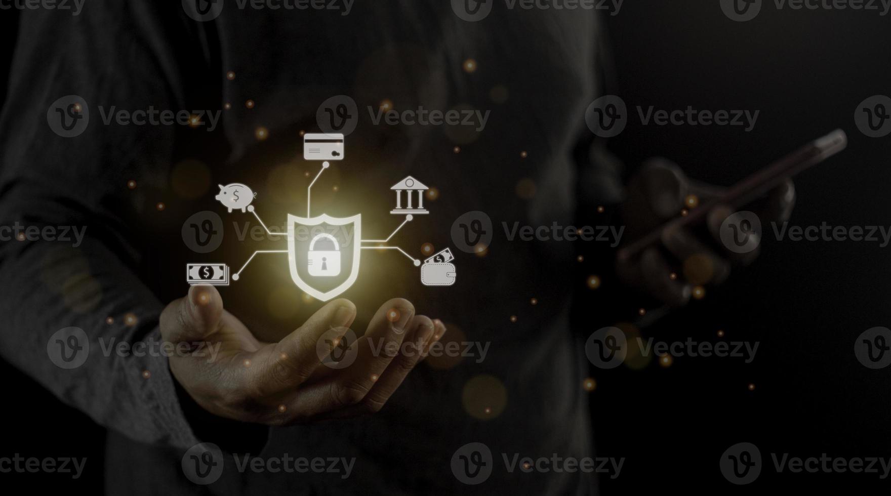 affärsman innehav ljus ikon social säkerhet nätverk förbindelse med skydda vakt till skyddade från cyber attacker. nätverk säkerhet systemet begrepp foto