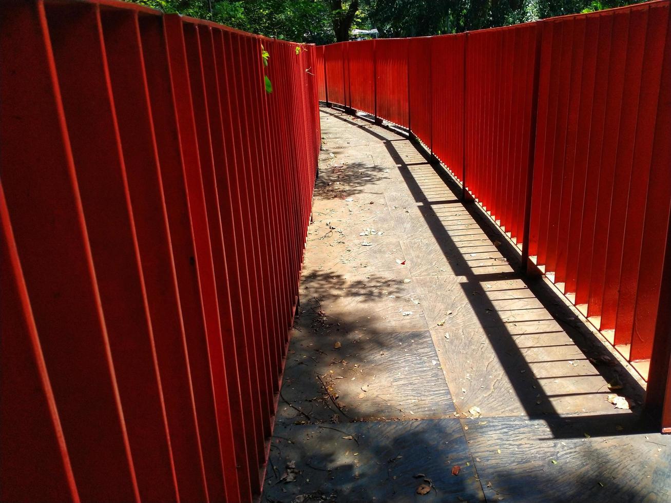 röd bro i de parkera på en solig dag foto