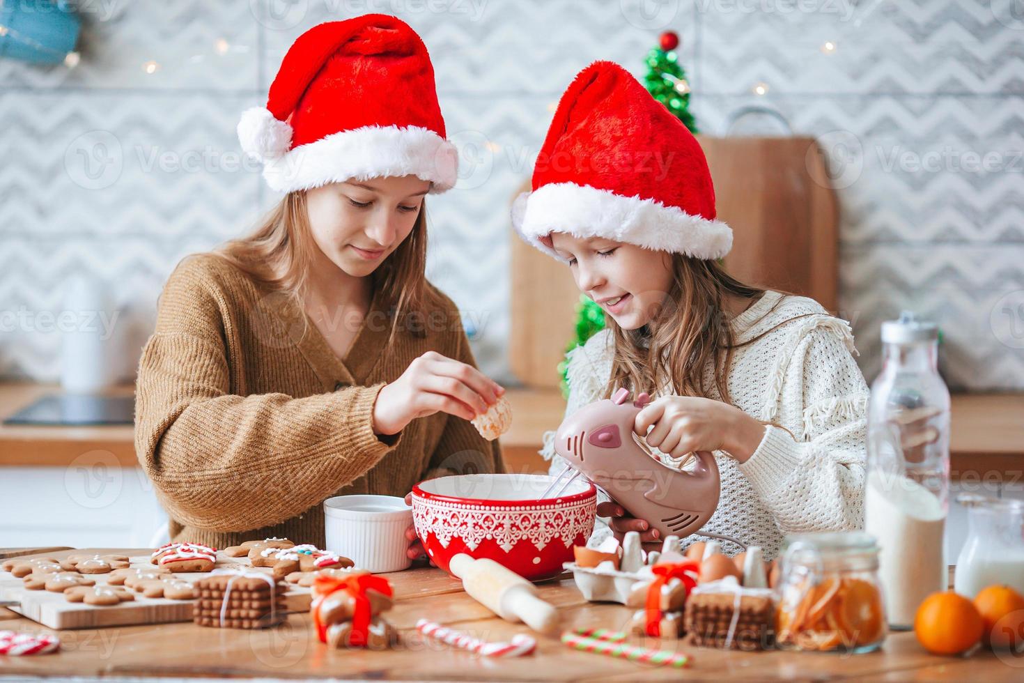 liten flickor framställning jul pepparkaka på Hem foto