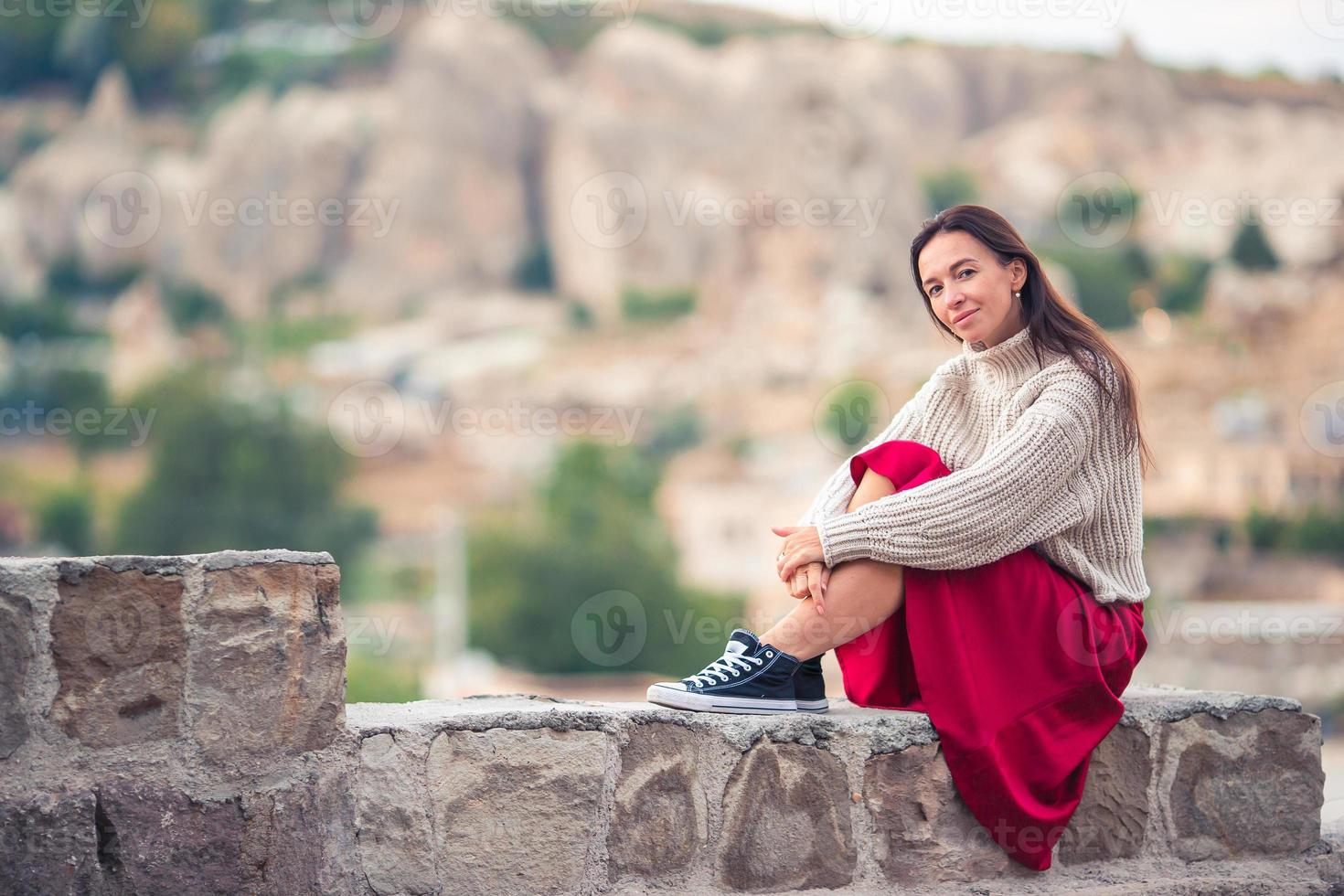 skön kvinna på semester i cappadocia foto