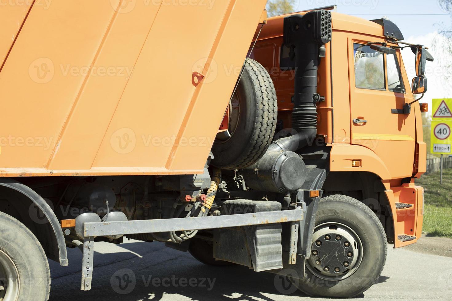 orange lastbil. särskild konstruktion Utrustning. foto