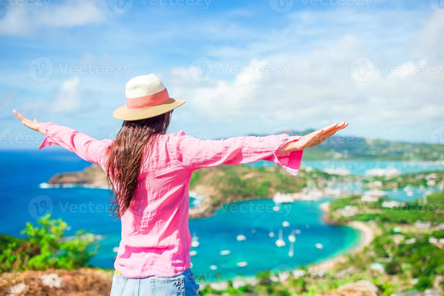 ung turist kvinna med se av engelsk hamn från shirley höjder, antigua, paradis bukt på tropisk ö i de karibiska hav foto