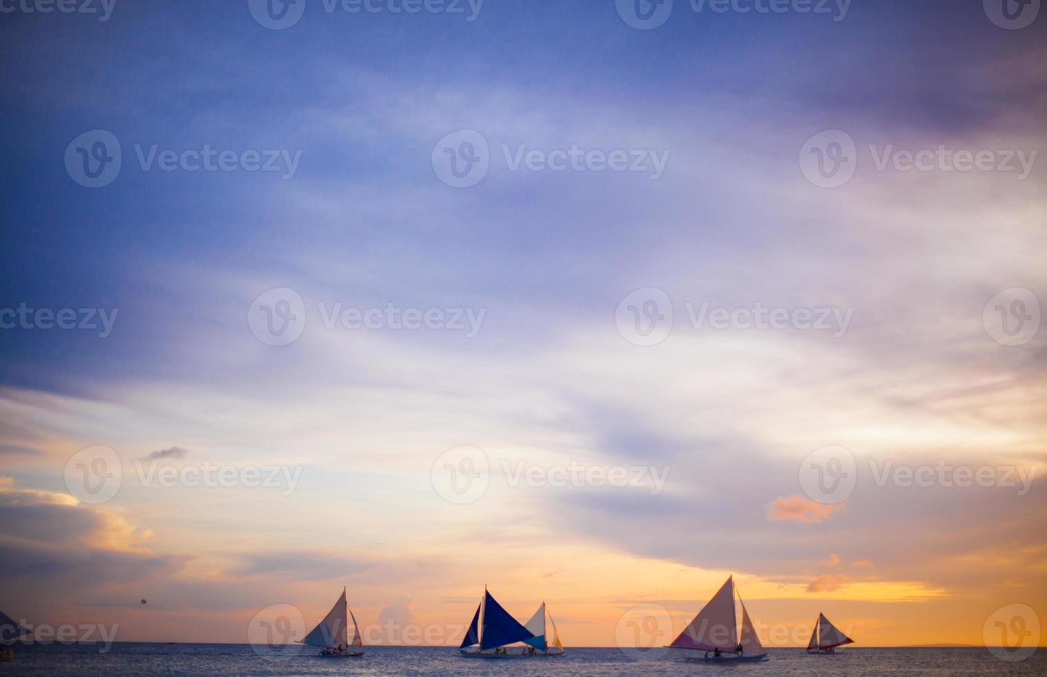 segling båtar i skön solnedgång foto