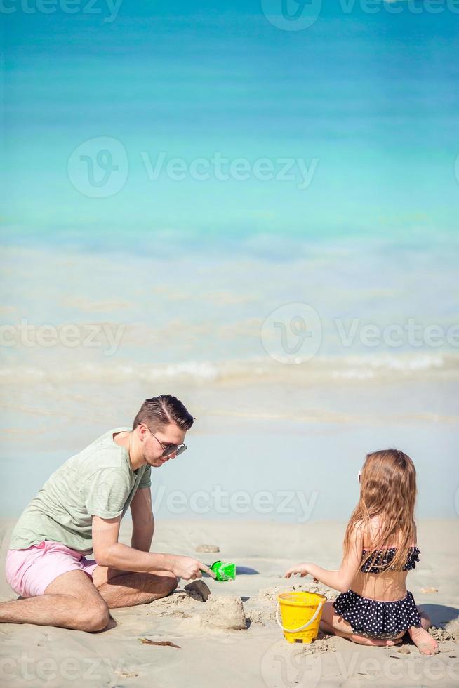 far och liten unge njuter strand sommar tropisk semester. foto