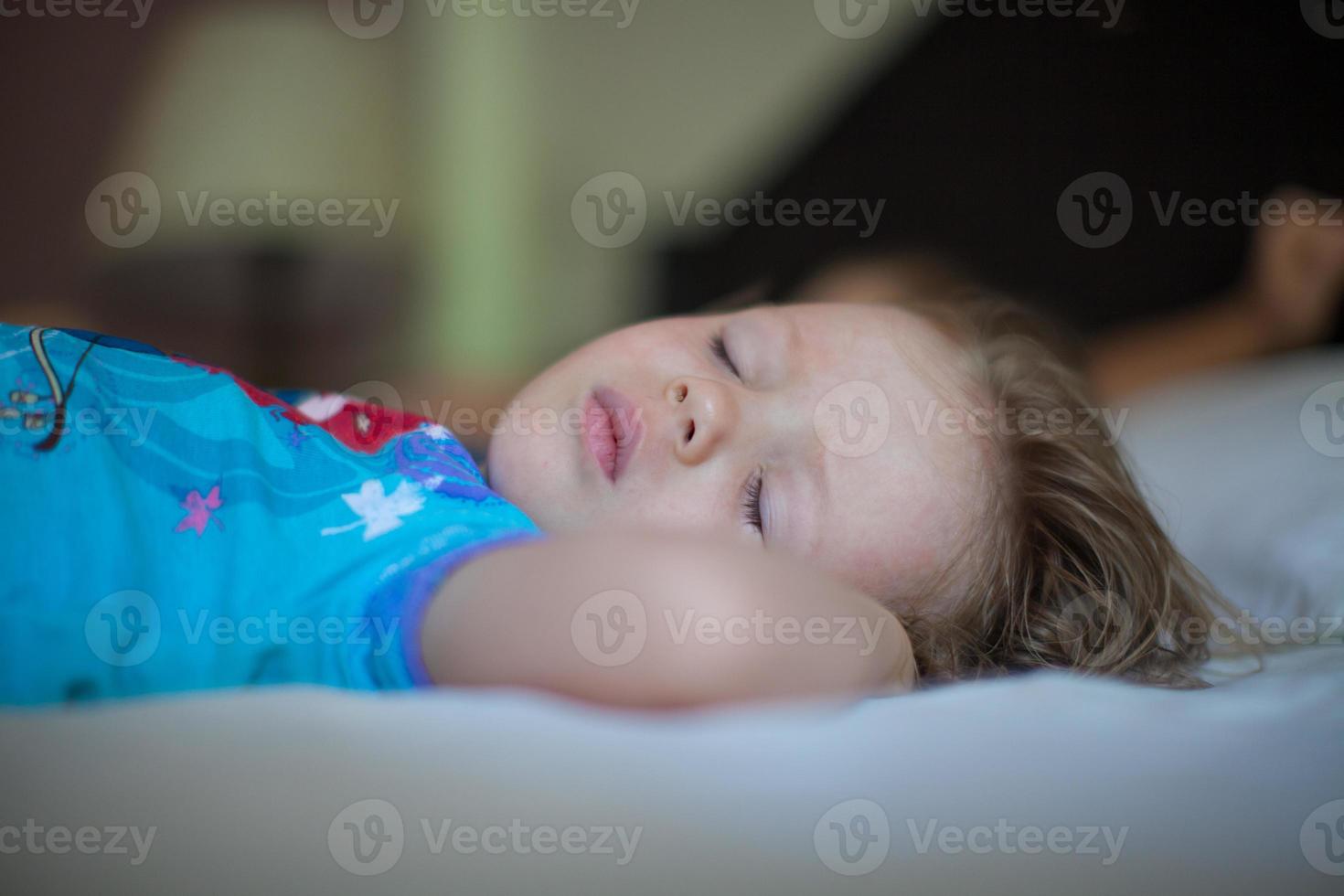 förtjusande litet barn tar en tupplur foto