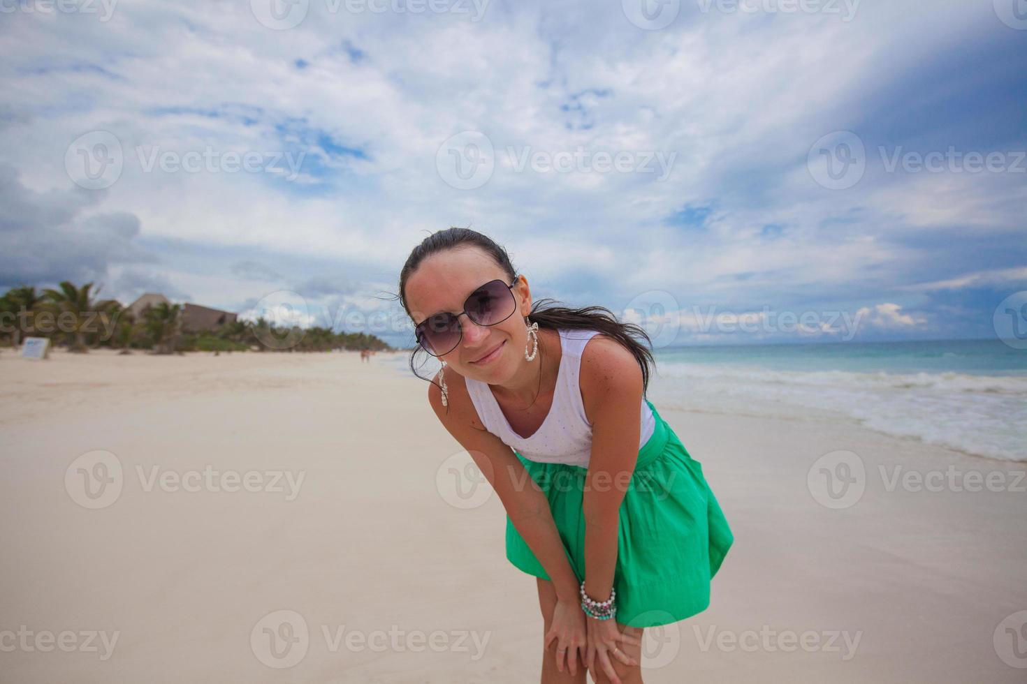 närbild av en ung skön kvinna på de vit exotisk strand foto