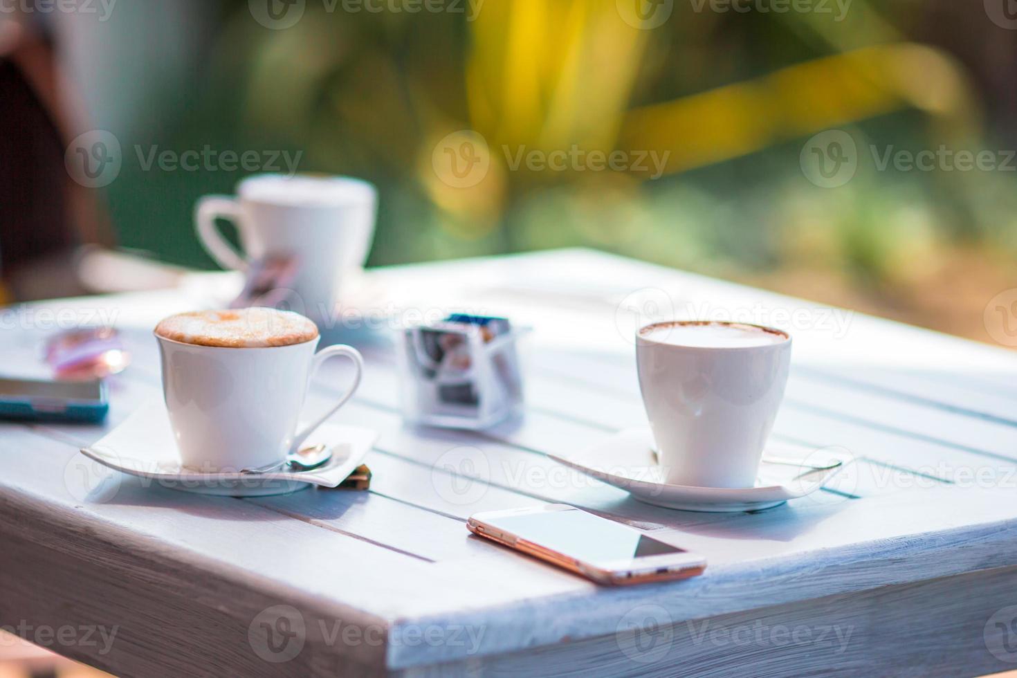 lunch tid, kopp av kaffe på tabell i restaraunt utomhus- foto