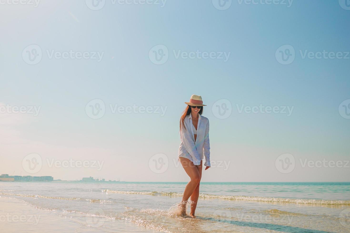 kvinna om på de strand njuter sommar högtider foto