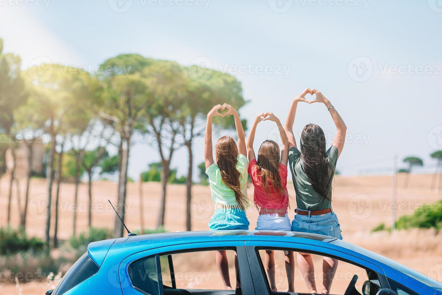 sommar bil resa och ung familj på semester foto