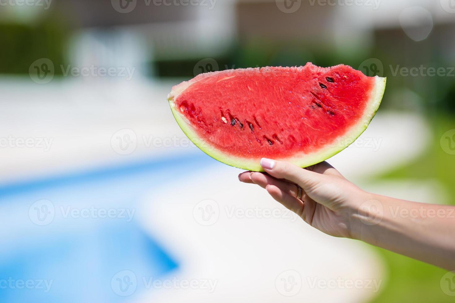 närbild flicka i hatt med vattenmelon avkopplande nära slå samman foto