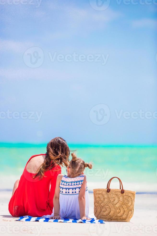 liten flicka och ung mamma under strandsemester foto