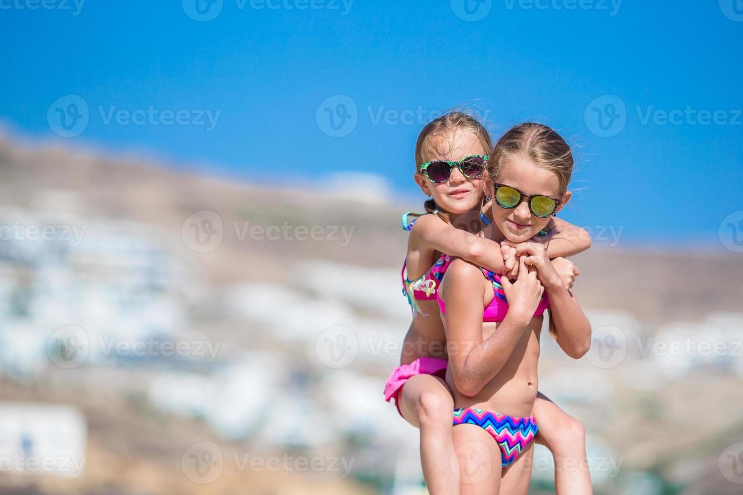 förtjusande liten flicka på liten Venedig de mest populär turist område på mykonos ö, grekland. foto