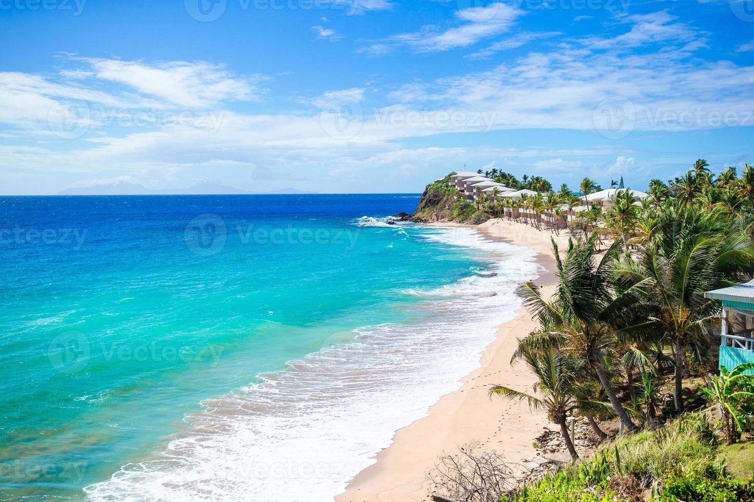 idyllisk tropisk strand med vit sand, turkos hav vatten och blå himmel på karibiska ö foto