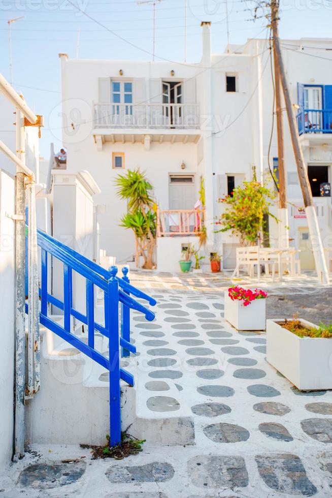 skön gator med blå balkonger, trappa och blommor i krukor. skön arkitektur byggnad exteriör med cykladisk stil. foto