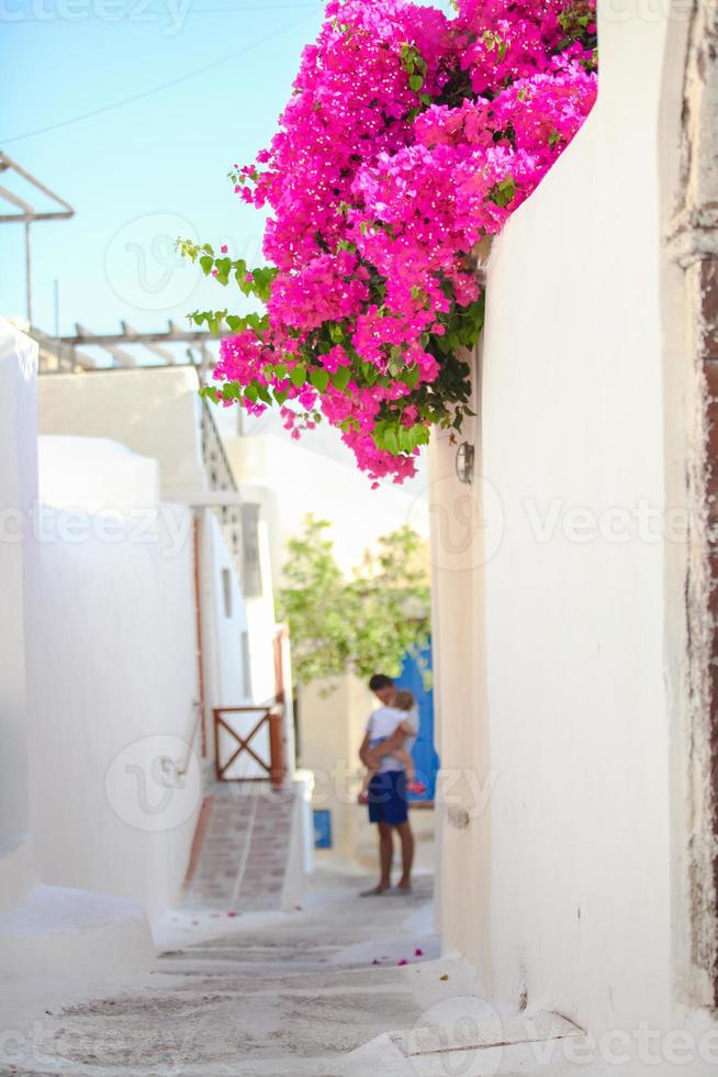 skön asfalterad gata med gammal traditionell vit hus i emporio santorini, grekland foto