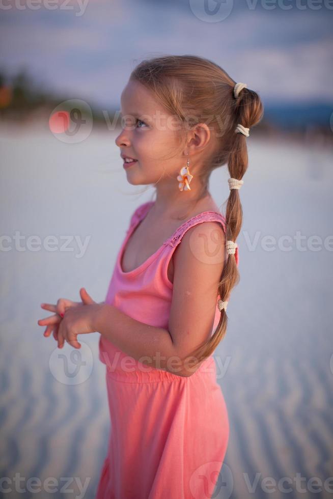 förtjusande liten flicka på tropisk strand semester i filipiner foto