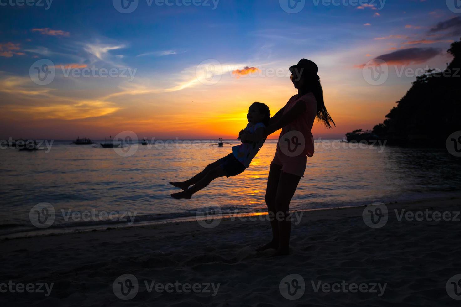 silhuett av mor och liten dotter på boracay, filippinerna foto