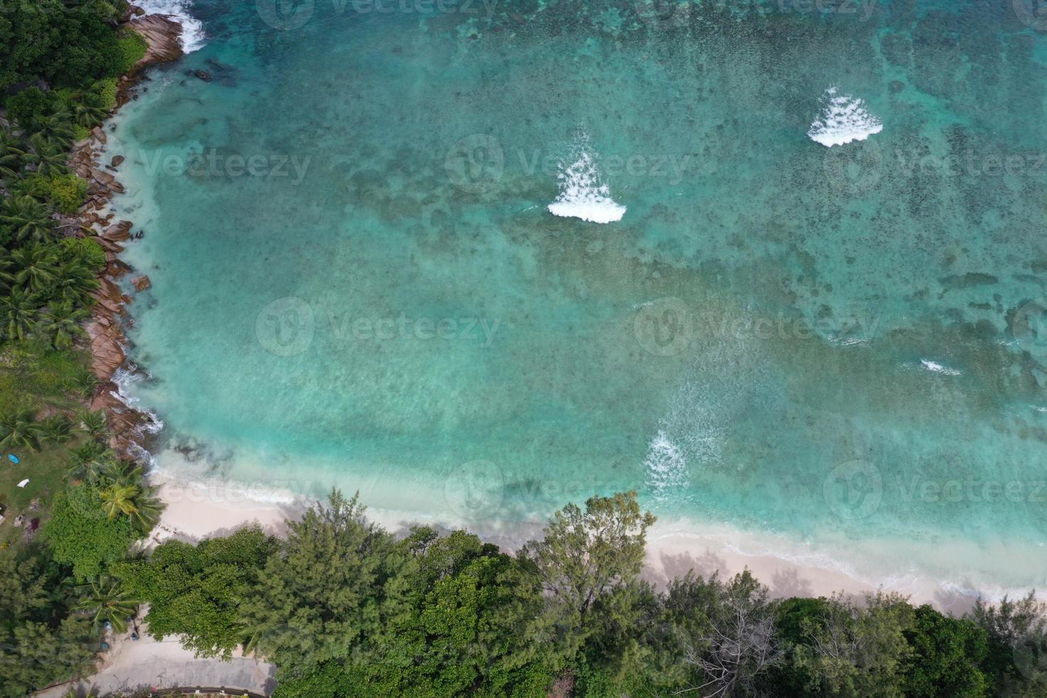 vågor på rev i Seychellerna paradis strand antenn Drönare panorama landskap foto