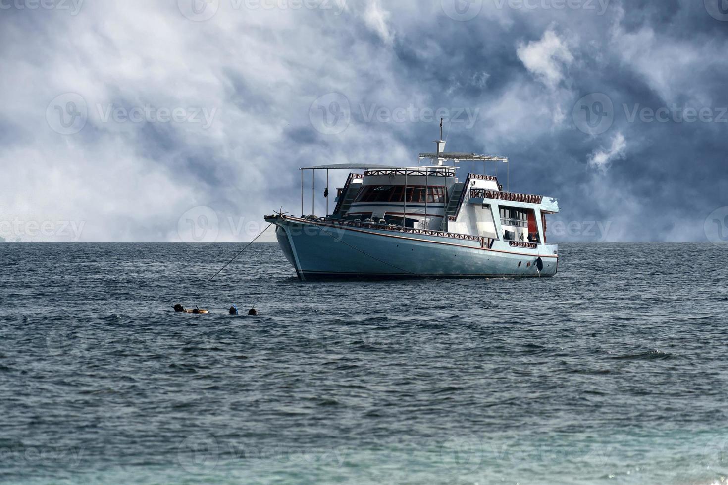 kryssning båt maldiverna kristall turkos vatten tropisk ö paradis sandig strand foto