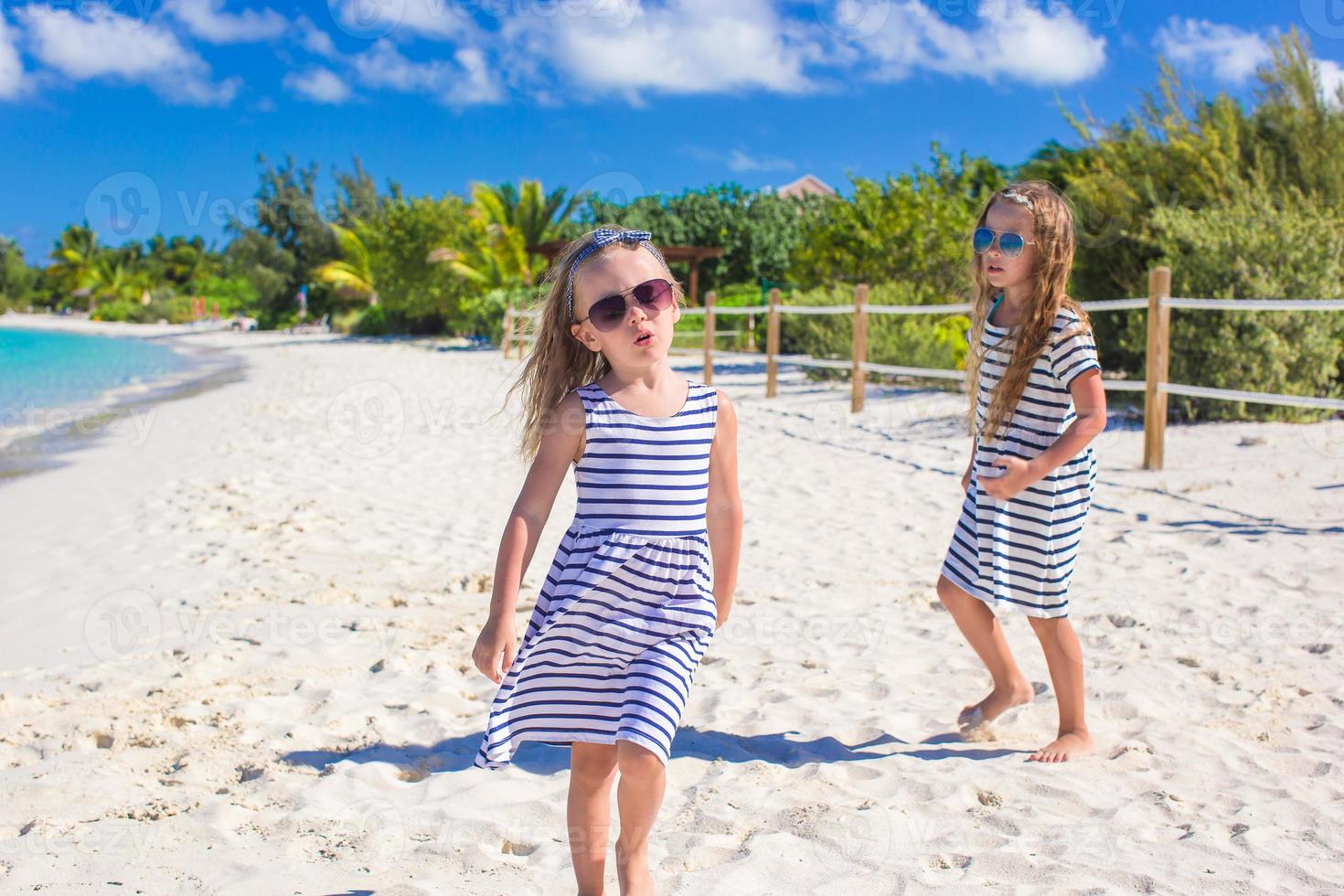 liten flickor har roligt under tropisk strand semester foto