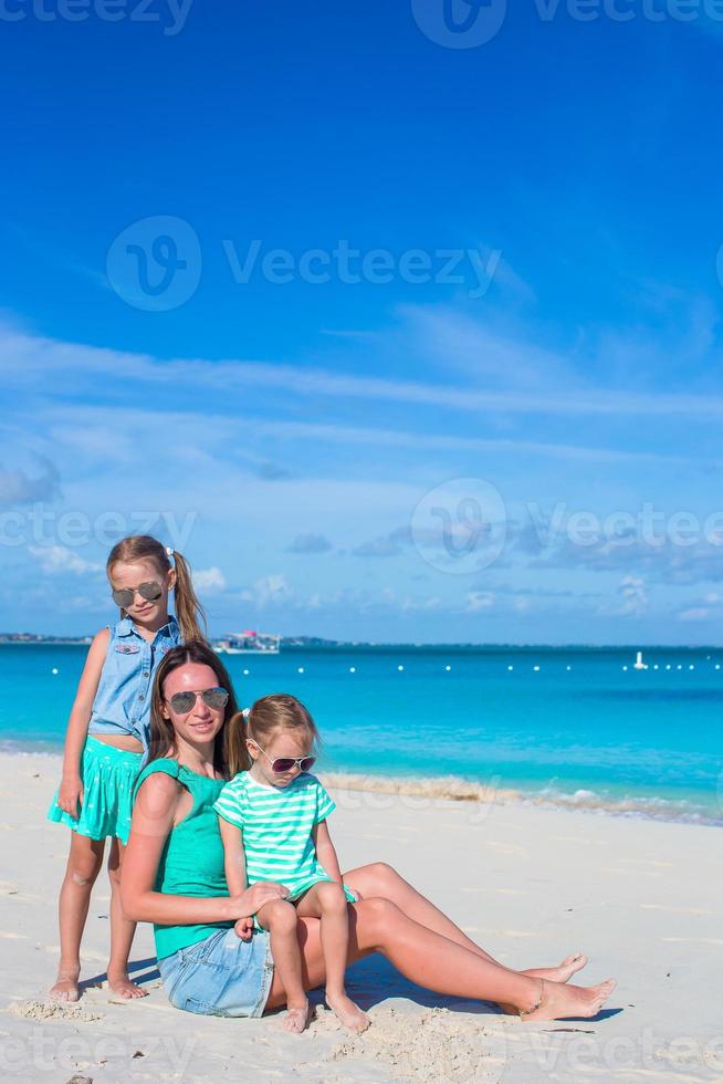 liten flickor och Lycklig mor under tropisk strand semester foto