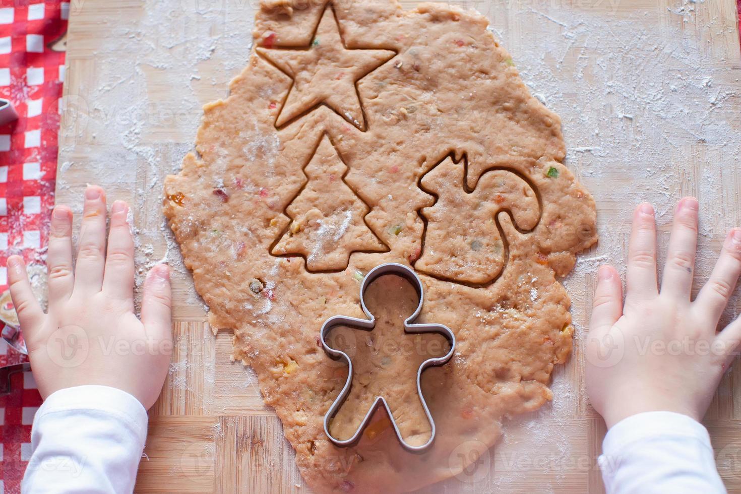 barnhänder som gör från degpepparkakamannen till jul foto