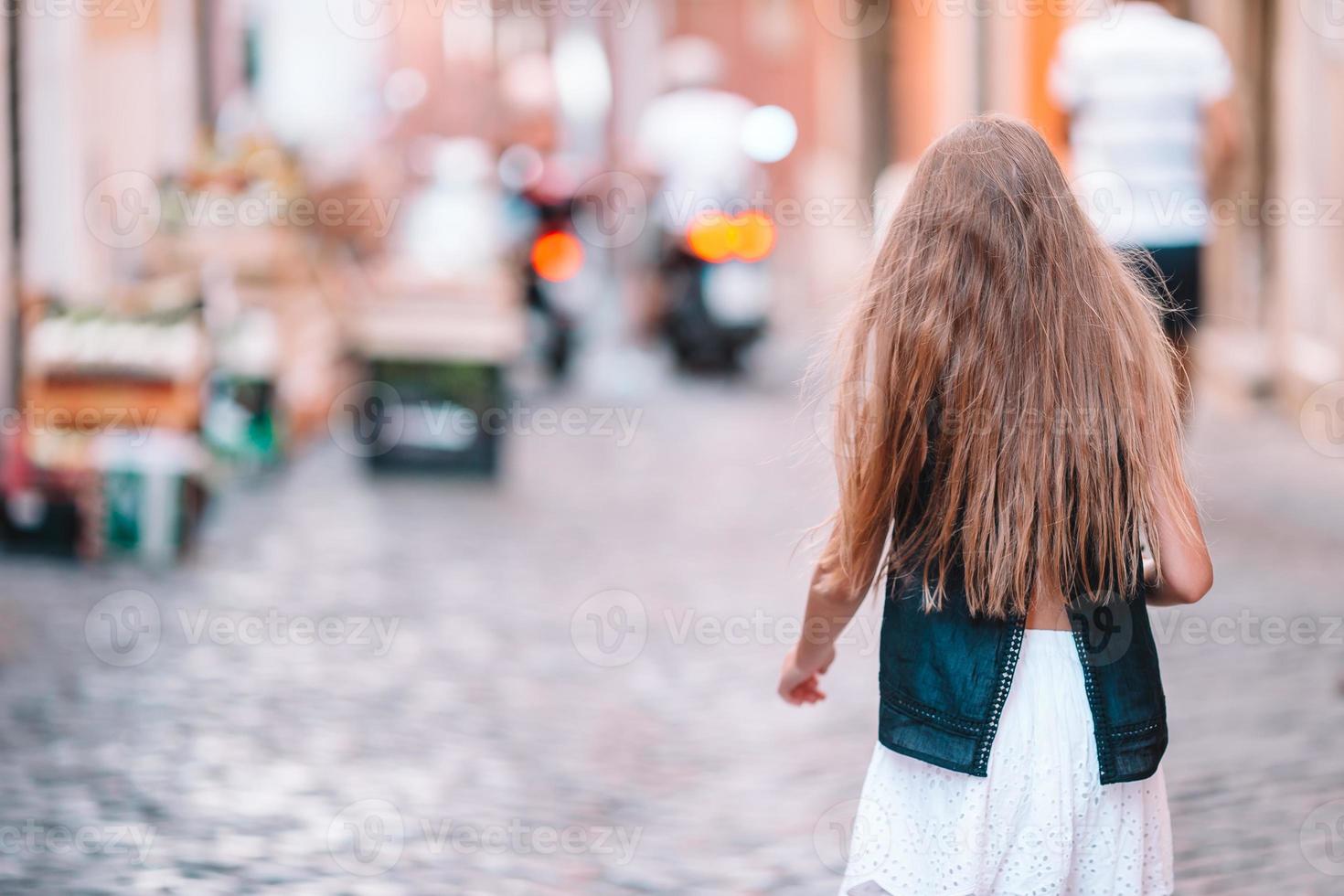 förtjusande mode liten flicka utomhus i europeisk stad rom foto