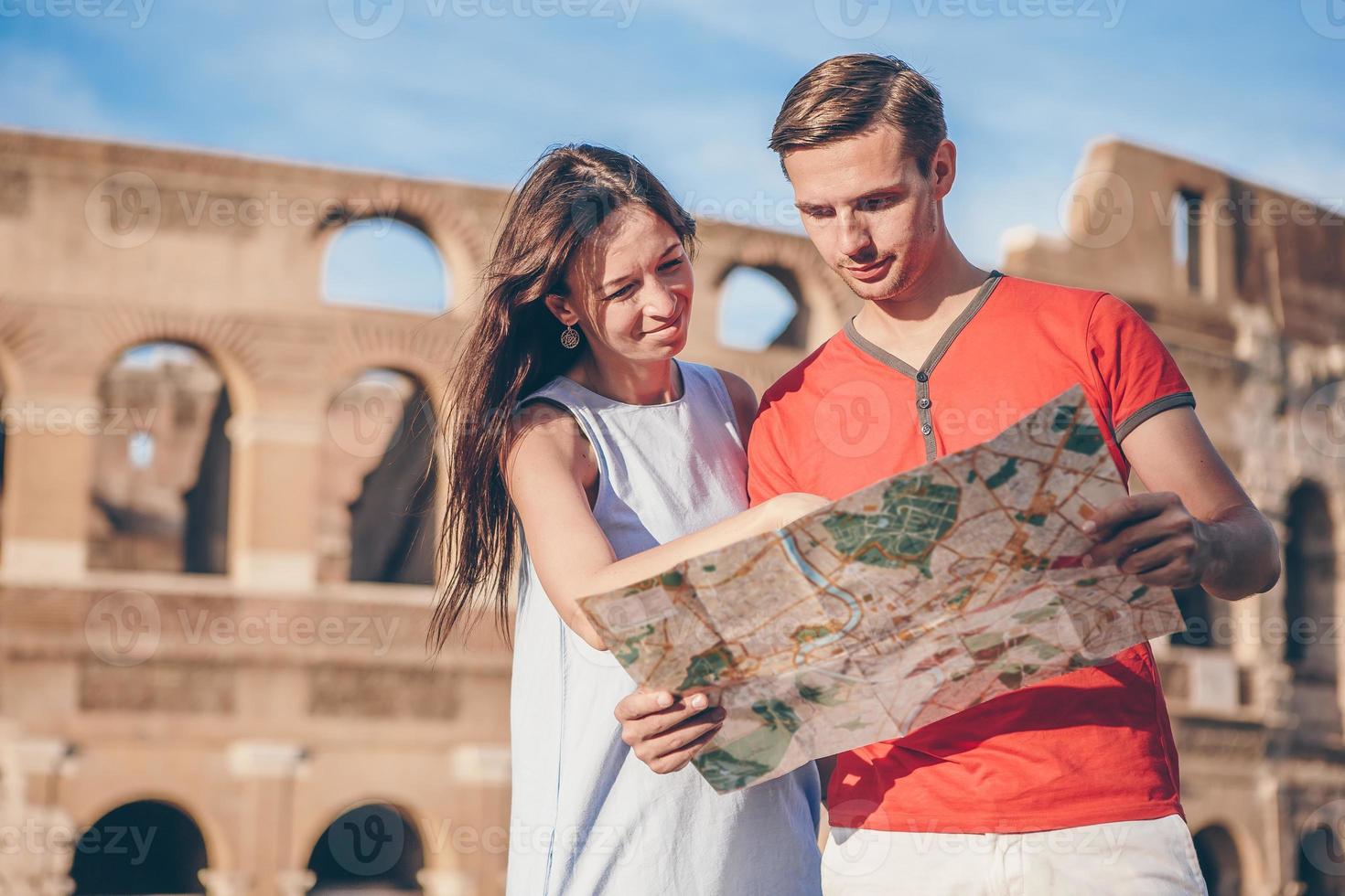 Lycklig familj i Europa. romantisk par i rom över coliseum bakgrund foto