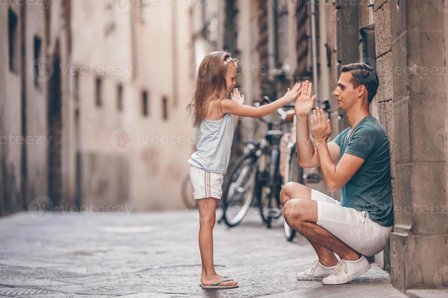 Lycklig pappa och liten förtjusande flicka reser i rom, Italien foto