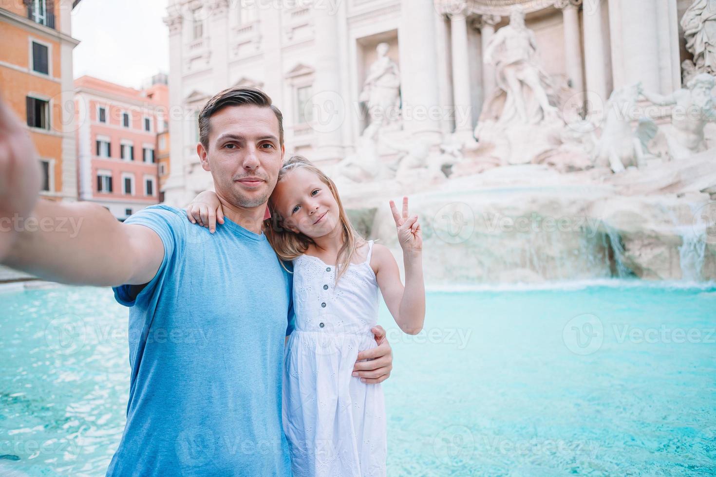 Lycklig unge och pappa njut av deras europeisk semester i Italien foto