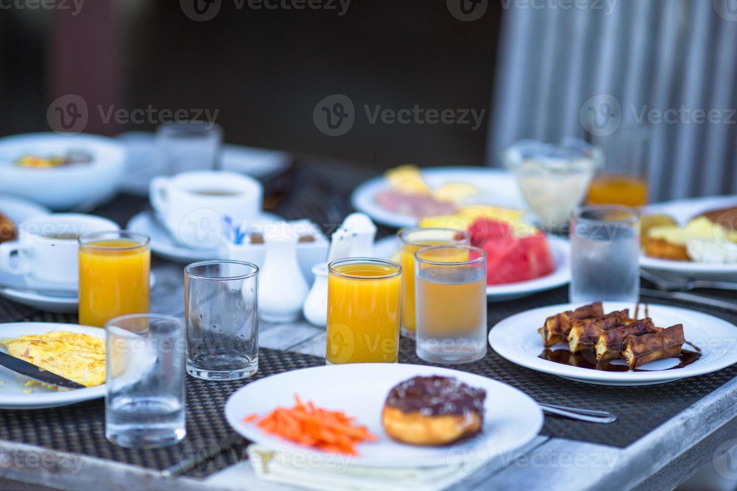 utsökt våfflor, kaka, kaffe och juice eras för frukost på tillflykt restaurang foto