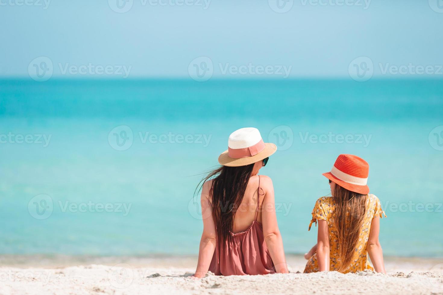 skön mor och dotter på de strand njuter sommar semester. foto