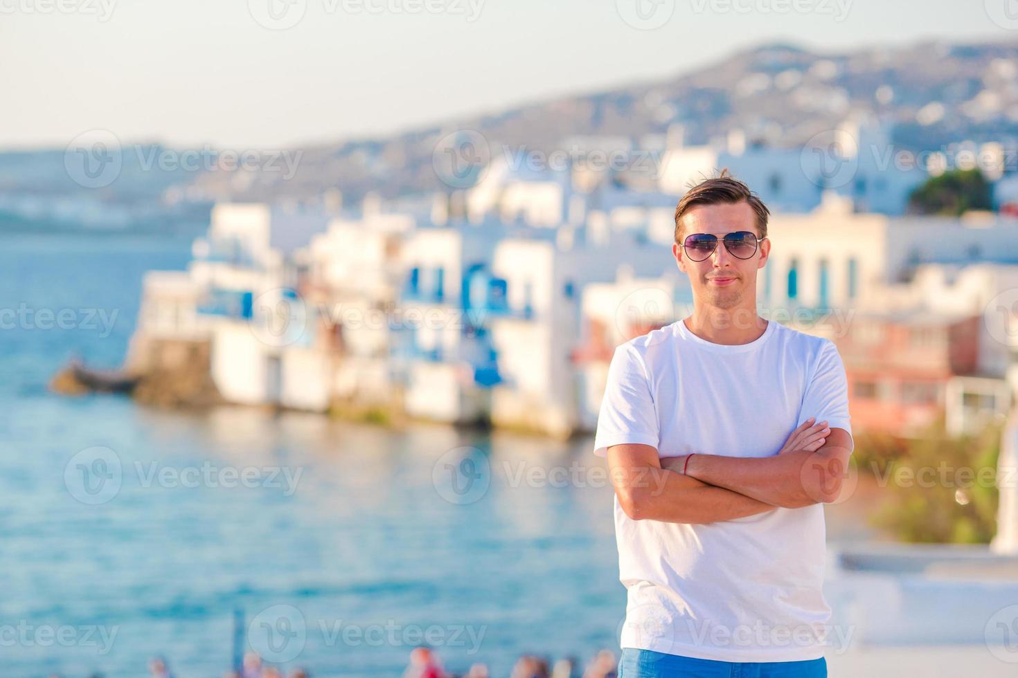 ung man på liten Venedig de mest populär turist område på mykonos ö, grekland. foto
