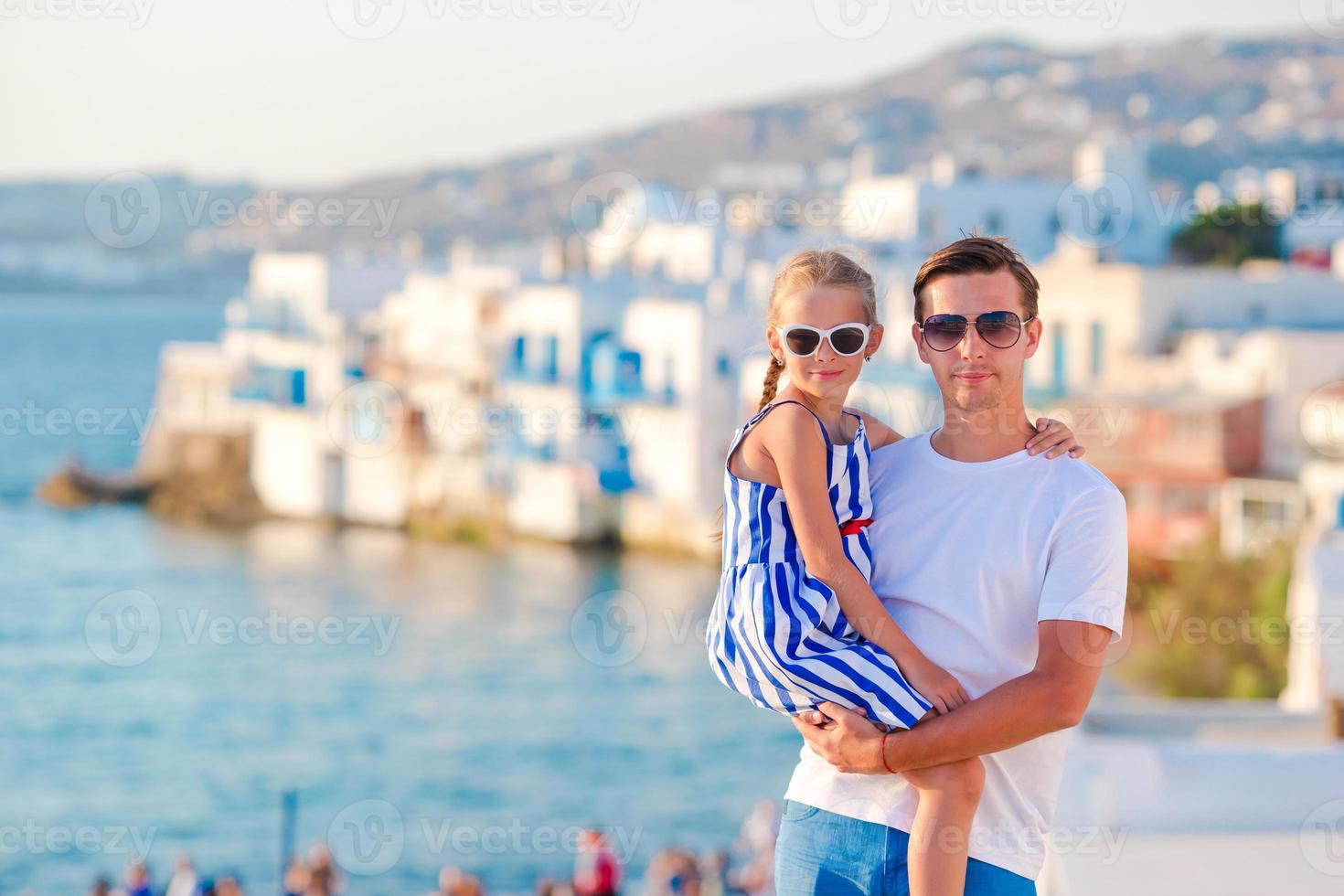 familj i Europa. far och liten flicka bakgrund liten Venedig i mykonos foto