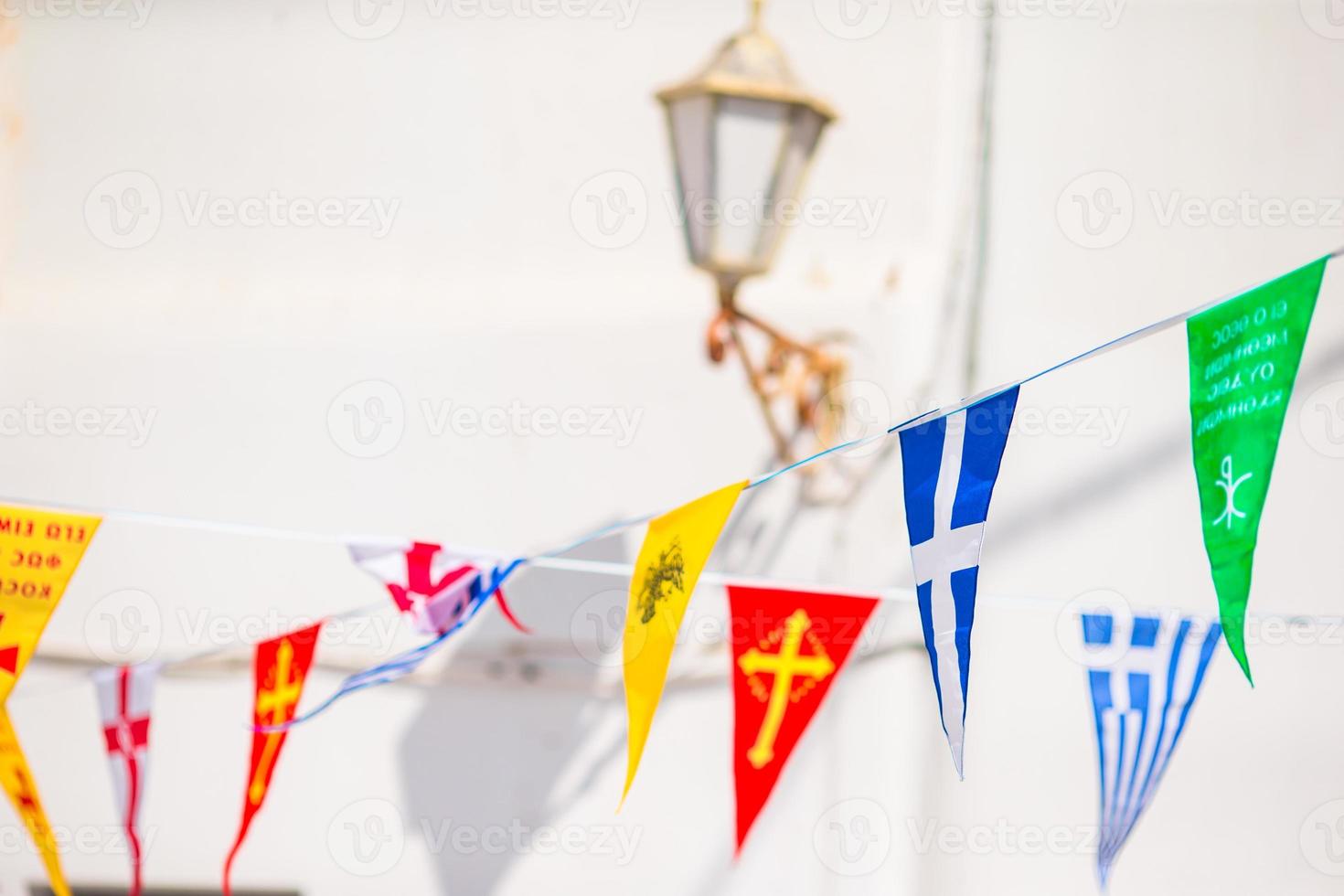 gata med färgrik flaggor i mykonos, grekland foto