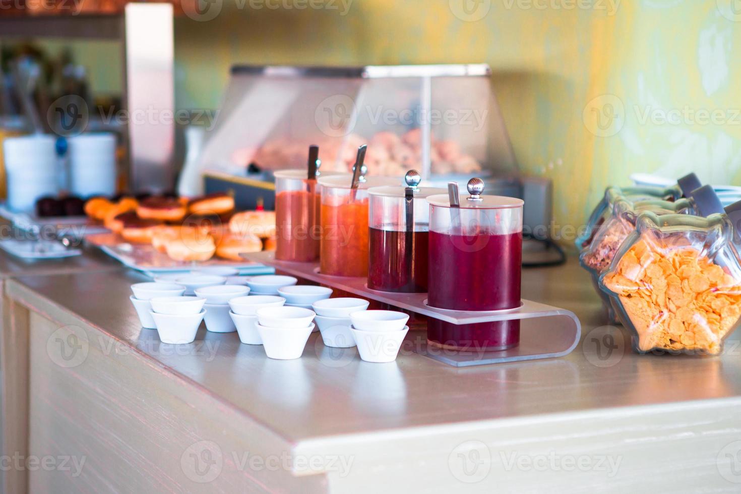 färsk och läcker frukost i utomhus- Kafé. annorlunda val av juicer på tabell foto