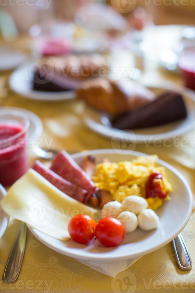 friska frukost på de tabell stänga upp i utomhus- Kafé foto