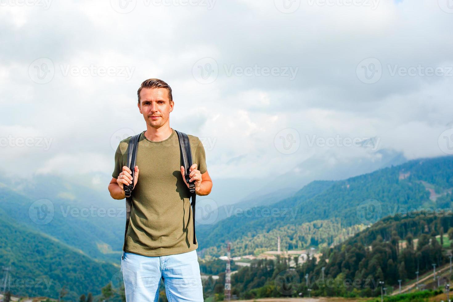 turist man i bergen i de bakgrund av dimma foto