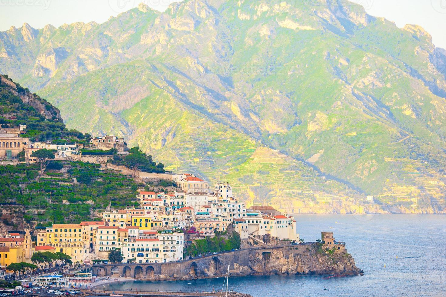 skön kust städer av Italien - naturskön amalfi by i amalfi kust foto